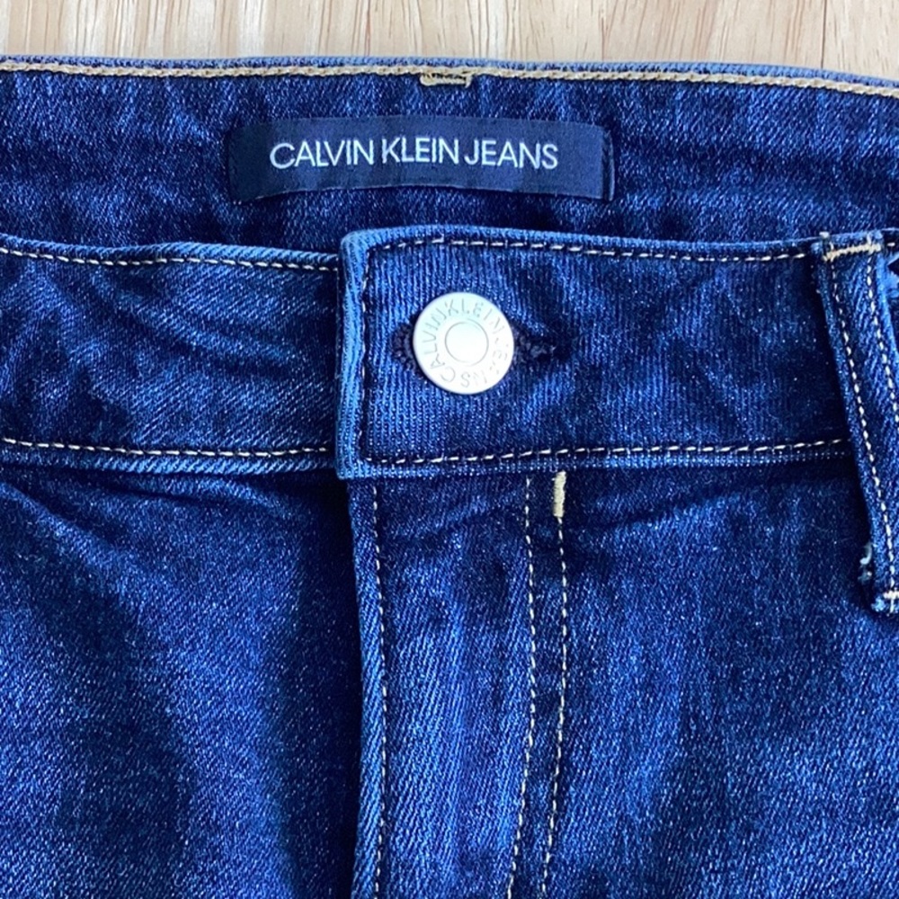 Calvin Klein Bermuda knee Length blue Jean shorts, Size 8, like new. - Picture 5 of 6